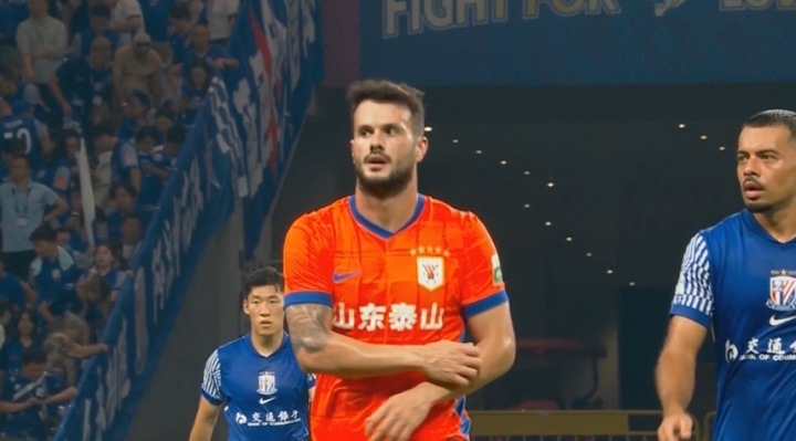 该如何形容😱瓦科47天7战狂轰14球！1次大四喜2次帽子戏法！